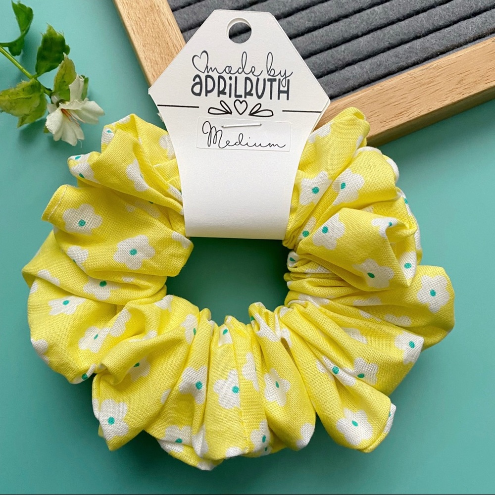 Medium Cotton Scrunchie - Yellow Daisies